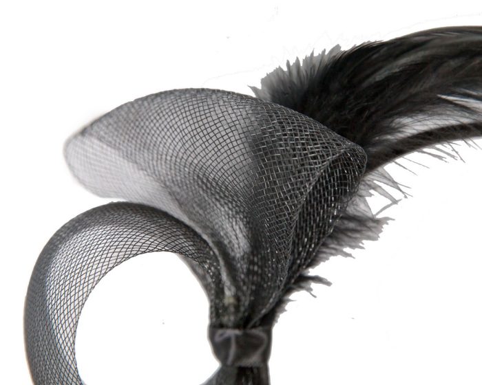 Black crinoline & feathers fascinator - Image 3