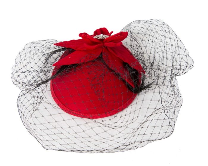 Red felt fascinator with veil - Image 5