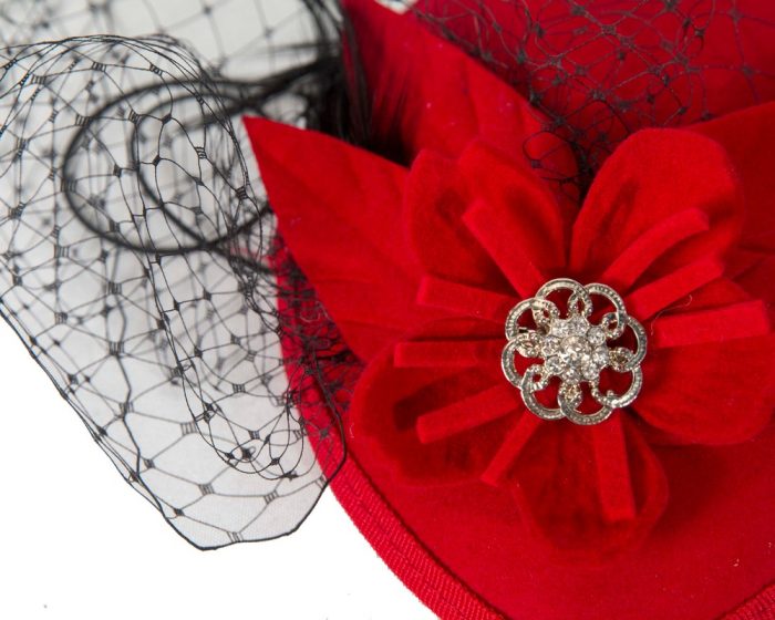 Red felt fascinator with veil - Image 3