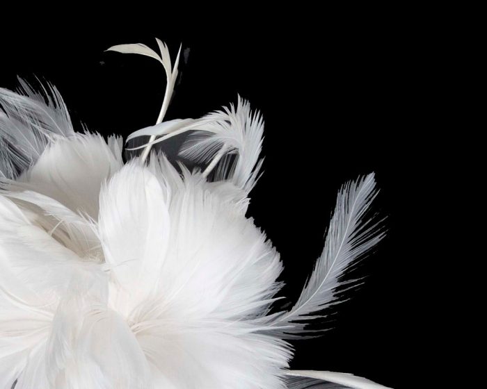 White feather comb fascinator - Image 3