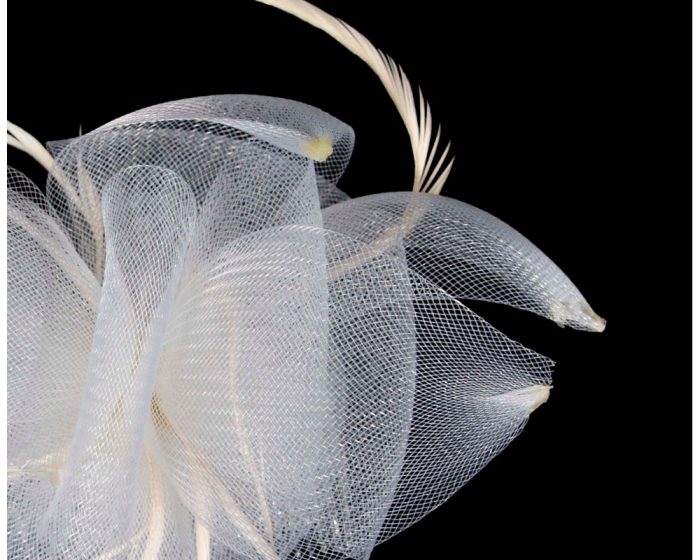 White crinoline comb fascinator - Image 2