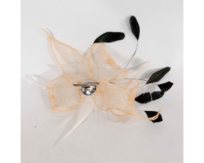 Nude sinamay fascinator broche - Image 4